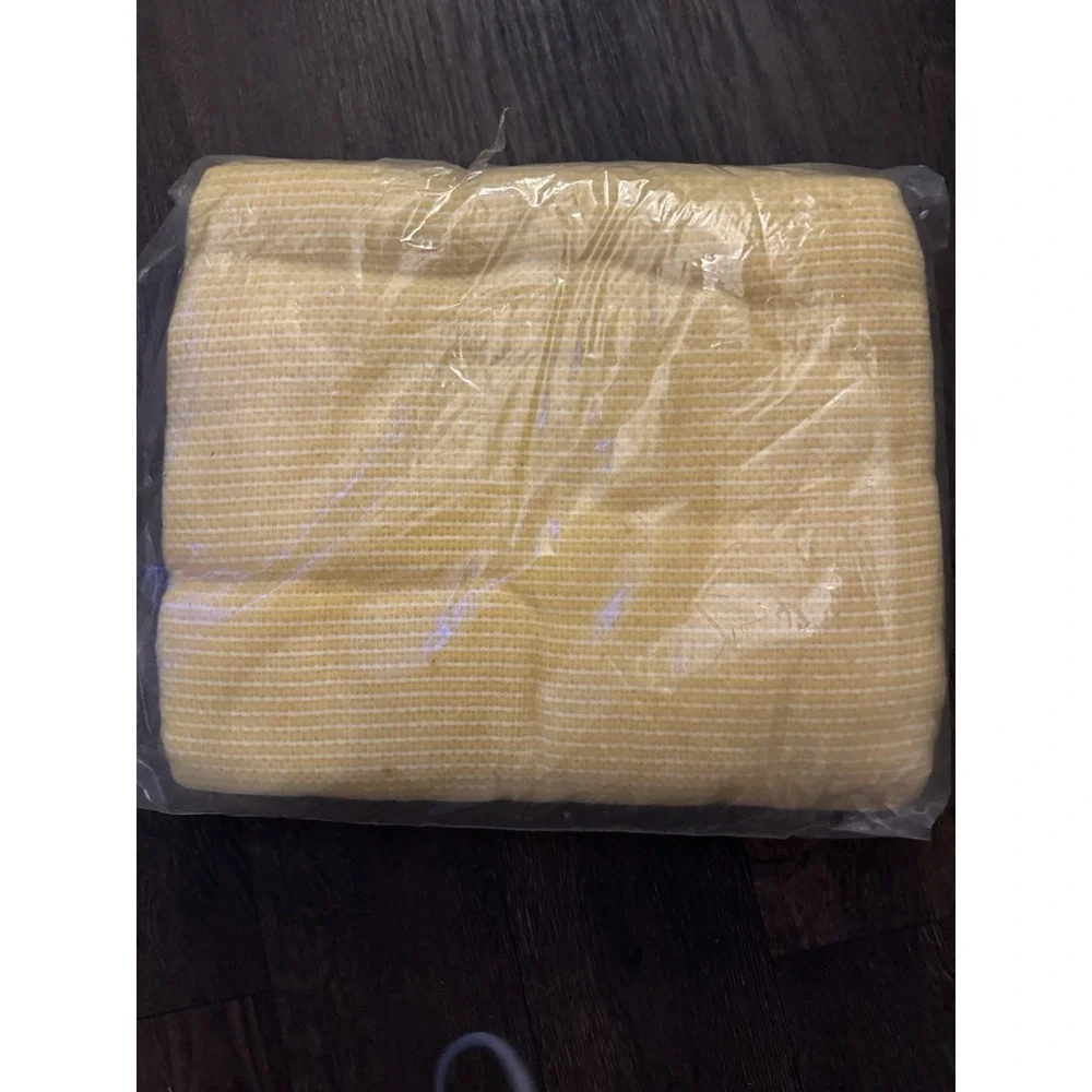 Beacon 100% poly Thermal Blanket NEW 72 x 90